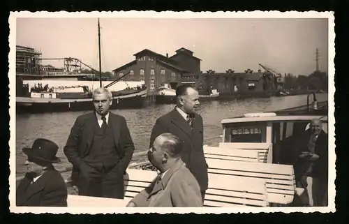 Fotografie unbekannter Fotograf, Ansicht Alt Buchhorst, Herren bei Dampferfahrt 1938