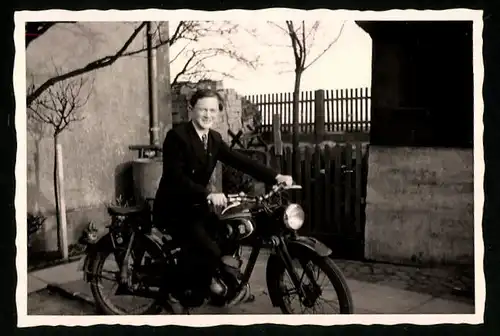 Fotografie Motorrad, junger Mann auf LKrad sitzend