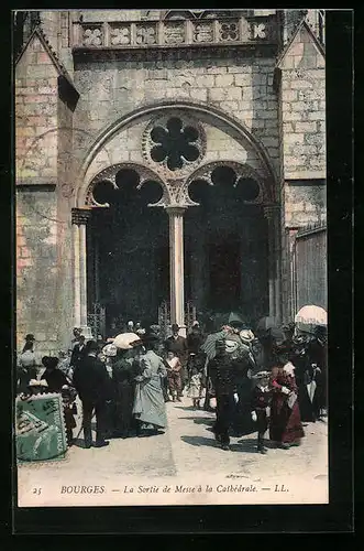 AK Bourges, La Sortie de Messe a la Cathedrale