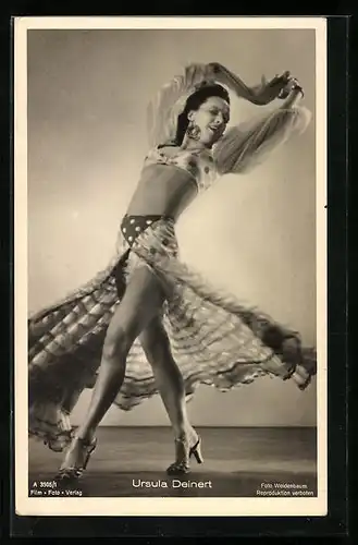 AK Schauspielerin Ursula Deinert tanzend