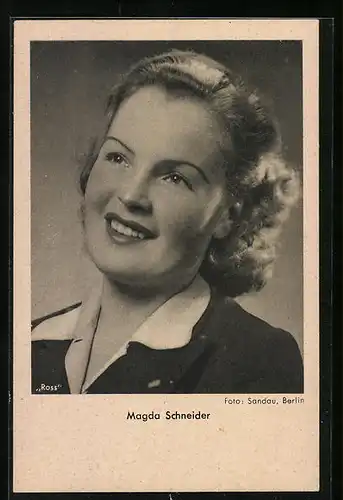AK Schauspielerin Magda Schneider lächelnd