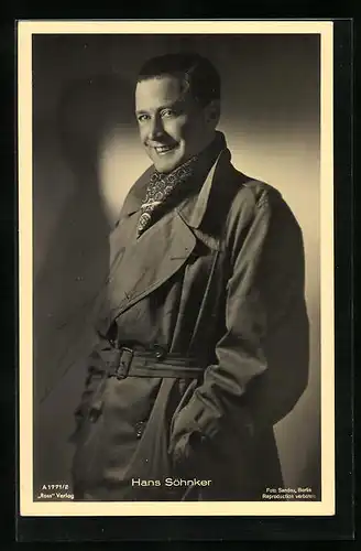 AK Schauspieler Hans Söhnker, lächelnd im Trenchcoat