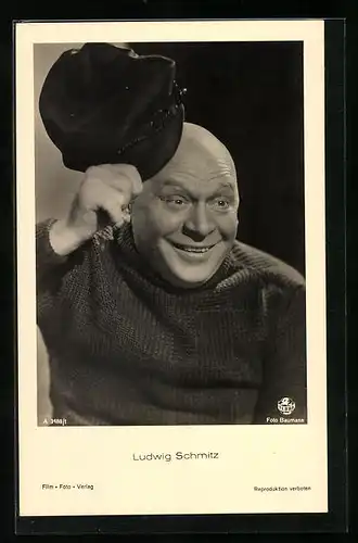 AK Schauspieler Ludwig Schmitz hebt seine Mütze vom Kopf