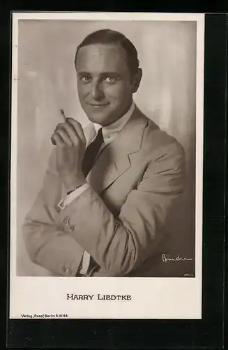 AK Schauspieler Harry Liedtke lächelnd mit Zigarette
