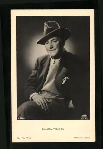 AK Schauspieler Gustav Waldau, sitzend mit Hut