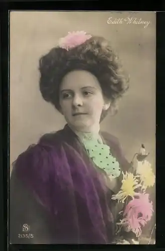 AK Schauspielerin Edith Whitney in schicker Kleidung mit Blumen in der Hand