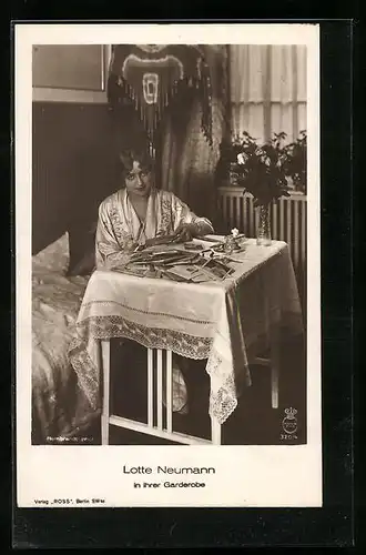 AK Schauspielerin Lotte Neumann in ihrer Garderobe