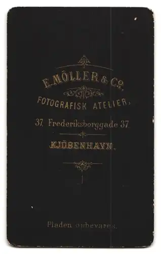 Fotografie E. Möller & Co., Kjöbenhavn, Frederiksborggade 37, Junger Mann mit Schnauzbart im Anzug