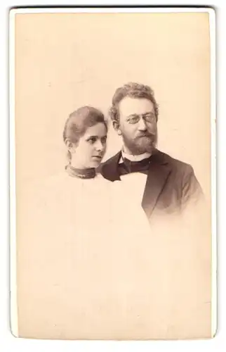 Fotografie W. Höffert, Breslau, Tauentzienplatz 11, Gutbürgerliches Paar, er mit Zwicker und Vollbart