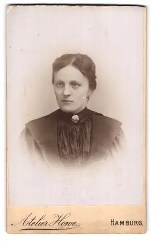 Fotografie Howe, Hamburg, Ferdinandstrasse 51, elegante Frau in dunklem Gewand