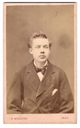 Fotografie R. Wolfschek, Josefstadt, Lange Gasse 47, junger Bursche mit vollen Lippen und lockigem Haar