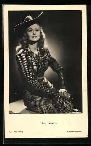 AK Schauspielerin Lisa Lesco mit Cowboyhut und süffisantem Lächeln