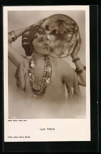 AK Schauspielerin Lya Mara mit Leinenkleidung und viel Schmuck