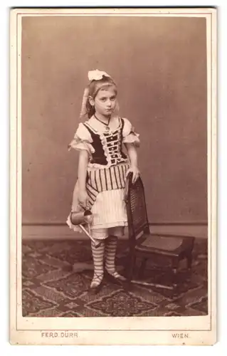 Fotografie Ferd. Dürr, Wien, Alserstrasse 43, Modisch gekleidetes Mädchen mit Giesskanne