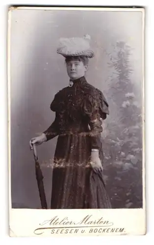 Fotografie August Marten, Seesen, Bahnhofstr., Junge Dame im bestickten Kleid mit Schirm