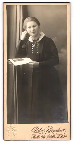 Fotografie A. Spiess, Halle a /S., Gr. Ulrichstr. 29, Bürgerliche Dame im Kleid mit Zeitung