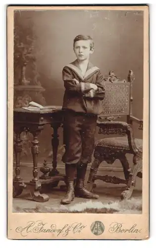 Fotografie A. Jandorf & Co., Berlin-N., Brunnen-Str. 19-21, Junger Mann im Matrosenanzug mit verschränkten Armen