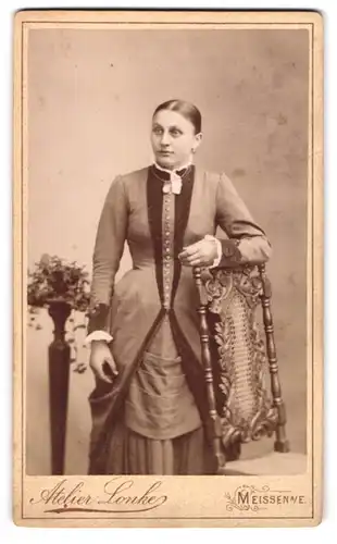 Fotografie Oswald Lonke, Meissen a /E., Turnplatz, Junge Dame im modischen Kleid mit Medaillon