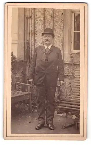 Fotografie unbekannter Fotograf und Ort, Älterer Herr im Anzug mit Krawatte