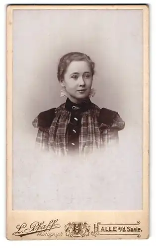 Fotografie L. Pfaff, Halle a /S., Geiststr. 47, Junge Dame mit zurückgebundenem Haar