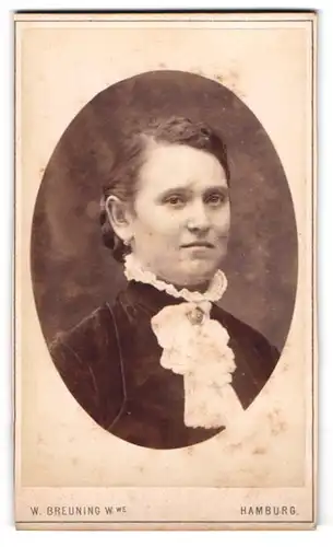 Fotografie W. Breuning Witwe, Hamburg, Berg-Str. 26, Bürgerliche Dame mit Kragenbrosche