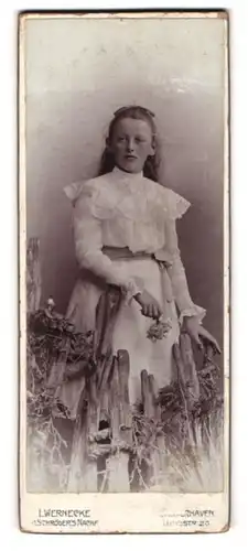 Fotografie L. Wernecke, Bremerhaven, Lloydstr. 20, Junge Dame im Kleid mit Blumen