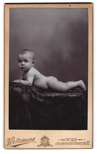 Fotografie S. Weitzmann, Wien-Hernals, Calvarienberggasse 37, Nackiges Kleinkind liegt bäuchlings auf Decke