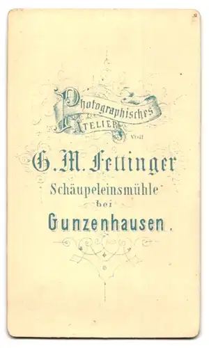 Fotografie G. M. Fettinger, Gunzenhausen-Schäupeleinsmühle, Charmanter Herr in modischer Kleidung