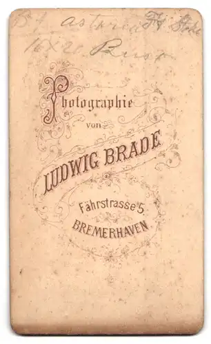 Fotografie Ludwig Brade, Bremerhaven, Fährstr. 5, Ältere Dame mit Haube und Kragenbrosche