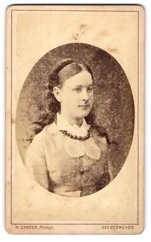 Fotografie W. Sander, Geestemünde, Borries-Str. 133, Junge Dame im Kleid mit Halskette