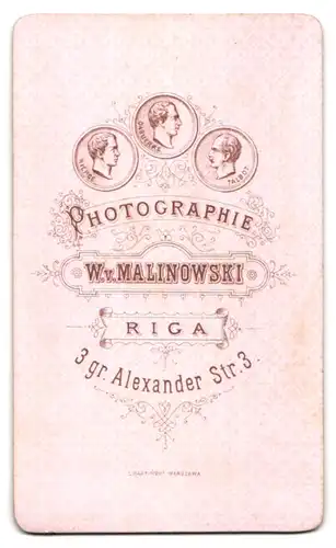 Fotografie W. v. Malinowski, Riga, Gr. Alexander Str. 3, Bürgerliche Dame mit Hochsteckfrisur und Kragenbrosche