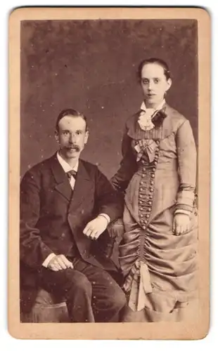 Fotografie W. Karrass, Bremen, Hutfilterstr. 38, Junges Paar in hübscher Kleidung