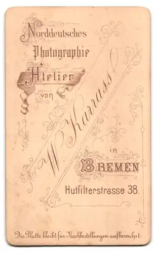 Fotografie W. Karrass, Bremen, Hutfilterstr. 38, Junges Paar in hübscher Kleidung