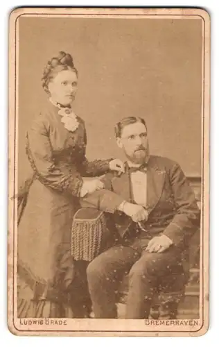 Fotografie Ludwig Brade, Bremerhaven, Fährstr. 5, Junges Paar in hübscher Kleidung
