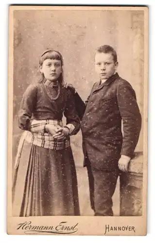 Fotografie Herm. Ernst, Hannover, Angerstr. 13 A, Junger Mann und junge Frau in modischer Kleidung