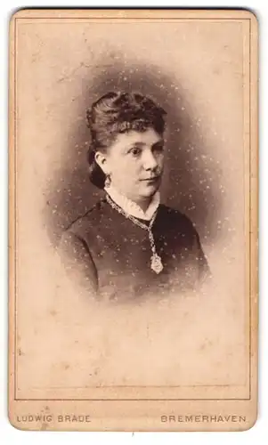 Fotografie Ludwig Brade, Bremerhaven, Fährstr. 5, Bürgerliche Dame mit Halskette