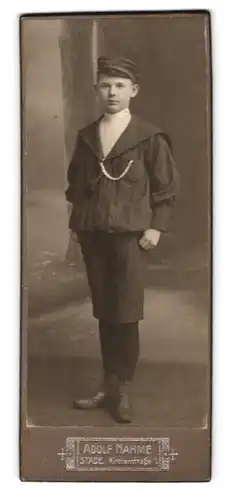 Fotografie Adolf Nahme, Stade, Kirchenstr. 1, Junger Mann im Matrosenhemd mit Schirmmütze