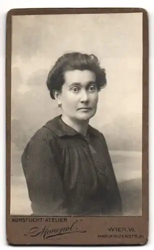 Fotografie Atelier Monopol, Wien, Mariahilferstr. 81, Junge Dame in modischer Kleidung