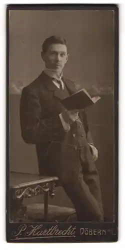 Fotografie P. Hartbrecht, Döbern /N.-L., Junger Herr im Anzug mit Buch in der Hand