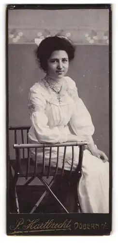 Fotografie P. Hartbrecht, Döbern /N.-L., Junge Frau im Kleid mit Kreuzkette