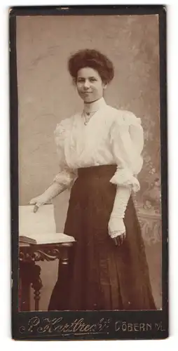 Fotografie P. Hartbrecht, Döbern /N.-L., Junge Dame in weisser Bluse mit einem Buch