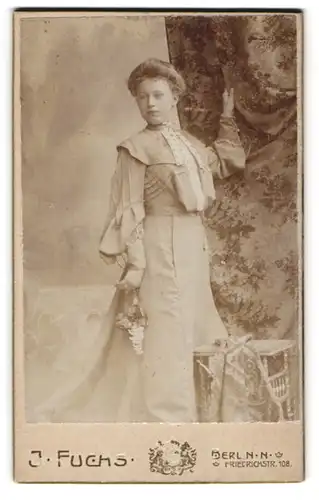 Fotografie J. Fuchs, Berlin-N., Friedristr. 108, Junge Dame im Kleid