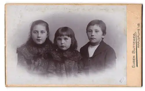 Fotografie Eugen Butteweg, Karsruhe i. B., Amalienstrasse 37, Drei Kinder in zeitgenössischer Kleidung