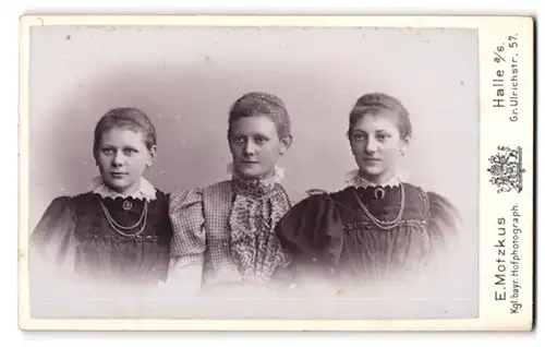 Fotografie E. Motzkus, Halle /S., Grosse Ulrichstrasse 57, Drei junge Mädchen in Kleidern mit Spitzenkragen