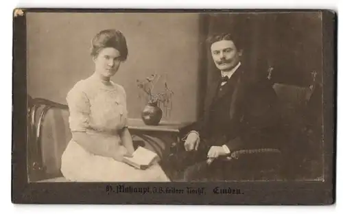 Fotografie B. Mohaupt, Emden, Grosse Brückstrasse 74, Junges Paar, in Sesseln sitzend