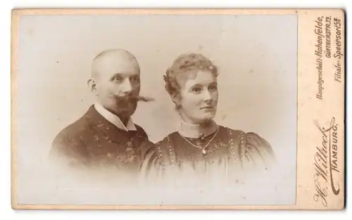 Fotografie H. Wiltrock, Hamburg-Hohenfelde, Güntherstrasse 73, Mann mit breitem Schnurrbart und Frau mit Medaillon
