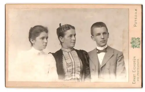 Fotografie Ernst Eichgrün, Potsdam, Nauener Strasse 27, Zwei junge Damen und ein junger Mann im Sonntagsstaat