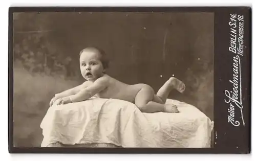 Fotografie Atelier Friedmann, Berlin S. 14, Neue Jacobstrasse 16, Nacktes Baby bäuchlings auf einem Tuch