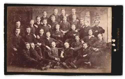 Fotografie Eug. Jos. Mertens, Crefeld, Hochstrasse 68, Gruppenfoto mit jungen Männern
