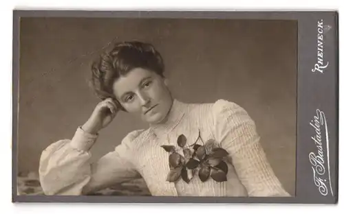 Fotografie F. Bastadin, Rheineck, Junge Frau mit Blätterschmuck in nachdenklicher Pose